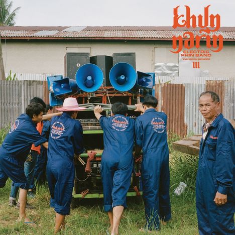 Text oben rechts: "Khun Narin Electric Phin Band". Fünf Personen in blauen Overalls schieben einen Lautsprecherwagen.