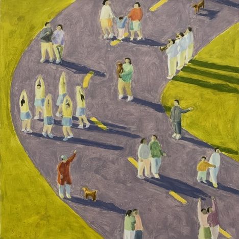 Ein Weg voller Menschen, die in Gruppen auf einem violetten Pfad tanzen und sich bewegen, umgeben von Grasflächen.