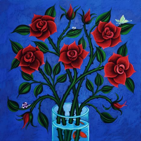Eine Illustration zeigt rote Rosen in einer Vase auf blauem Hintergrund mit Schmetterling und Marienkäfer.