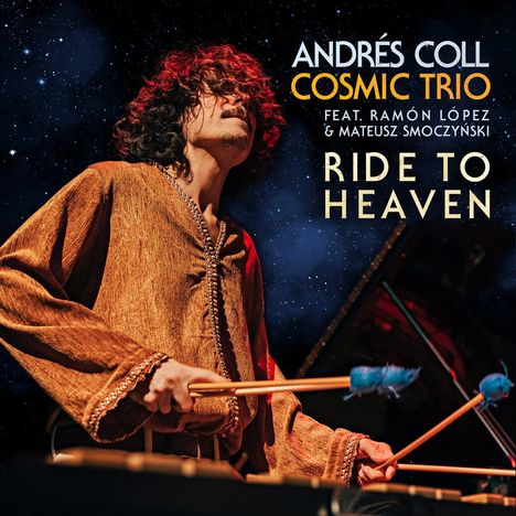 ANDRÉS COLL COSMIC TRIO, RIDE TO HEAVEN. Musiker mit dunklen Locken spielt Vibraphon, trägt orangefarbenes Gewand.