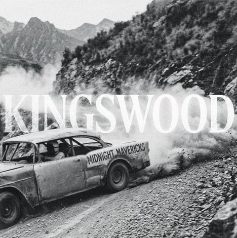 Text: "KINGSWOOD", "MIDNIGHT MAVERICKS". Ein altes Auto driftet auf einem staubigen Gebirgspfad.