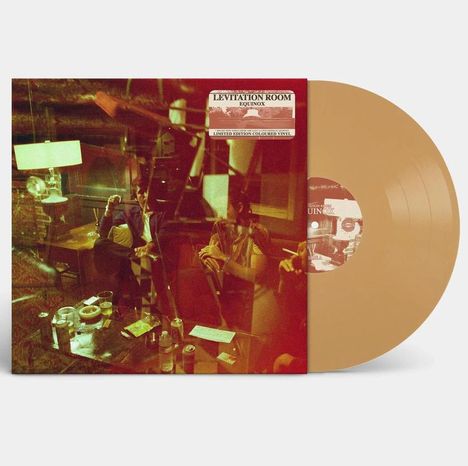 Text: Levitation Room, Equinox, Limited Edition Coloured Vinyl. Szene: Menschen in gemütlicher Atmosphäre, braune Vinylplatte.