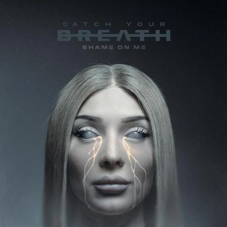 Text: "CATCH YOUR BREATH, SHAME ON ME". 
Eine Frau mit hellen Augen, Tränen fließen leuchtend aus ihnen.