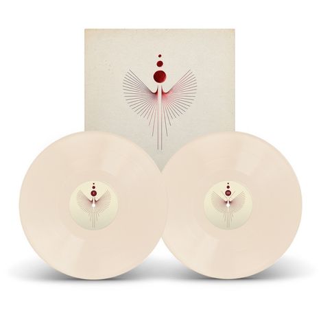 Zwei cremefarbene Schallplatten vor einem Cover mit geometrischem, symmetrischem Design in Rot- und Grautönen.