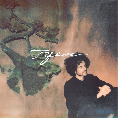 Der Text "Tyler". Eine Illustration: Ein Mann mit lockigem Haar sitzt vor einem abstrakten Hintergrund mit einem Baum.