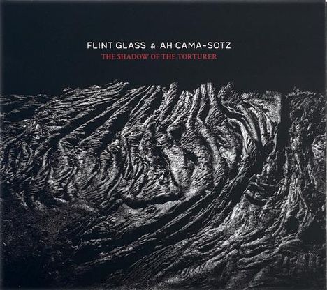 „FLINT GLASS & AH CAMA-SOTZ THE SHADOW OF THE TORTURER“ in weiß und rot. Dunkle, texturierte Oberfläche.