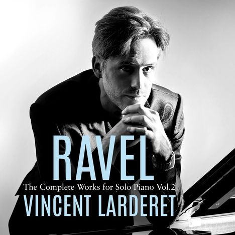 "RAVEL - The Complete Works for Solo Piano Vol. 2, VINCENT LARDERET." Ein Mann lehnt nachdenklich am Klavier.