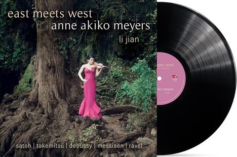 “east meets west”, “anne akiko meyers”, “li jian”. Eine Frau in pinkem Kleid spielt Geige vor einem großen Baum.