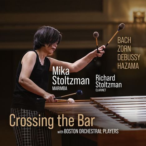 Texte: Mika Stoltzman, Marimba. Richard Stoltzman, Clarinet. Crossing the Bar with Boston Orchestral Players. Bach, Zorn, Debussy, Hazama. Eine Frau spielt Marimba.