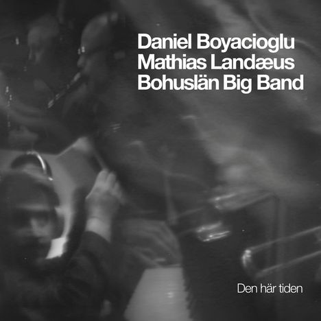 Weiße Textzeilen auf dunklem Hintergrund: "Daniel Boyacioglu", "Mathias Landæus", "Bohuslän Big Band", "Den här tiden".