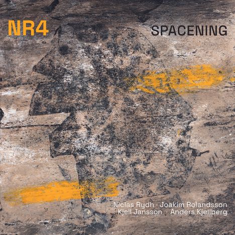 Texte: "NR4", "SPACENING", und vier Namen. Hintergrund mit abstrakten, texturierten Braun- und Orangetönen.