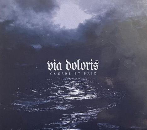 Text: "via doloris", "GUERRE ET PAIX". Dunkle, stürmische Meereslandschaft unter bewölktem Himmel.