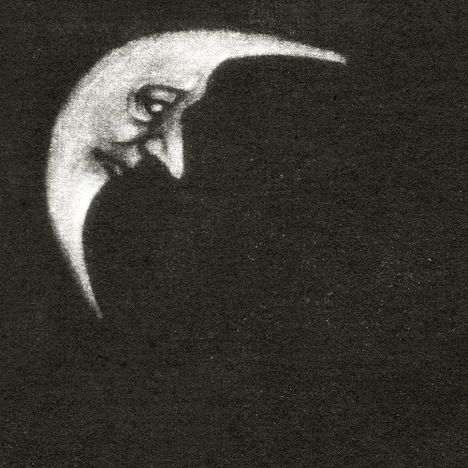 Kein Text erkennbar. Illustration eines Mondes mit menschlichem Gesicht, in einer sichelförmigen Darstellung auf dunklem Hintergrund.