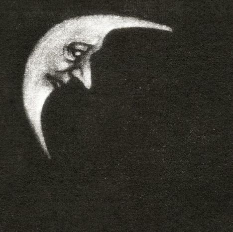 Keine Texte. Illustration eines anthropomorphen Mondes mit Gesicht auf schwarzem Hintergrund.