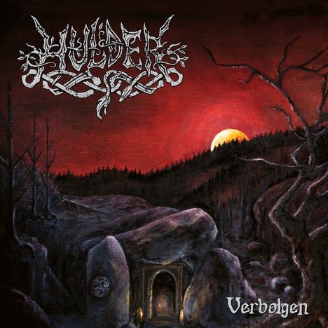 Text: "Verbolgen". Düstere Illustration: Vollmond über Bergen, Höhle zwischen Felsen, kahler Baum.
