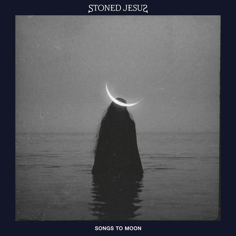 „STONED JESUS“ oben, „SONGS TO MOON“ unten. Illustration: Person im Wasser, Halbmond über dem Kopf.