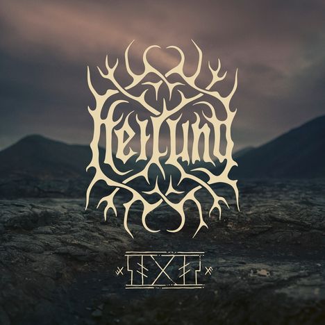 "Heilung" in einem dekorativen, verzweigten Design. Unten komplexe Symbole. Hintergrund: Felslandschaft bei Dämmerung.