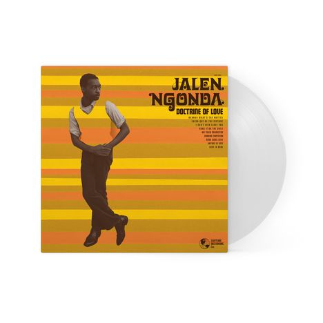 Text: "Jalen Ngonda, Doctrine of Love." Eine Person in Schwarz-Weiß vor gelb-orange gestreiftem Hintergrund.
