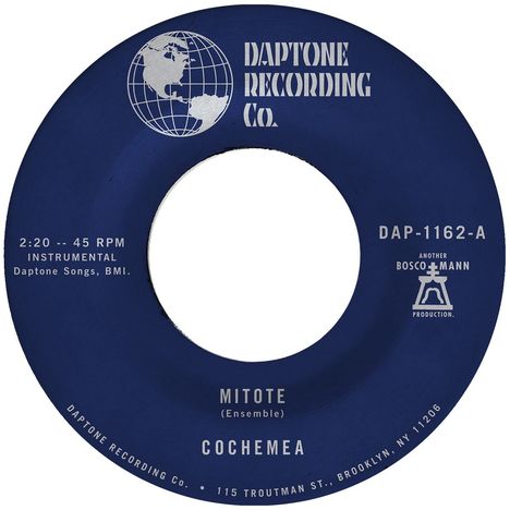 Single-Label in Blau mit Aufschrift "Daptone Recording Co." und "Mitote (Ensemble) Cochemea". Hat ein Globus-Logo.