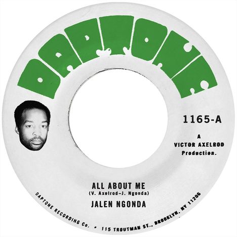 Text: „Daptone“, „1165-A“, „All About Me“, „Jalen Ngonda“. Schwarz-weißes Schallplattenlabel mit einem männlichen Porträt.