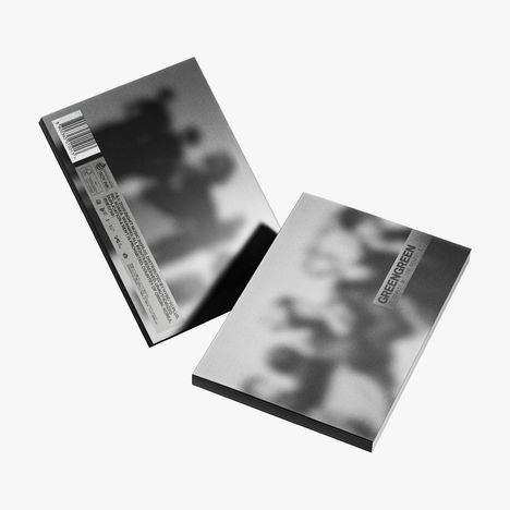 Zwei graue Verpackungen mit dem Aufdruck "GREENGREEN" und unleserlichem Text, eine mit Barcode. Verschwommene Schatten darauf.