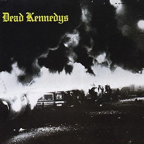 Text „Dead Kennedys“ oben links. Rauchwolken über Autos in schwarz-weiß.