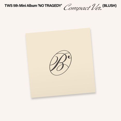 Oben steht "TWS 5th Mini Album 'NO TRAGEDY' Compact Ver. (BLUSH)". Ein stilisiertes "B" in einem Oval auf beigem Hintergrund.