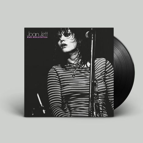 Text: "Joan Jett, Bad Reputation". Schwarz-weißes Foto einer Sängerin mit gestreiftem Shirt am Mikrofon. Eine Schallplatte ist sichtbar.