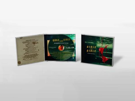 CD-Album mit Titel "Girls Like Girls", links geöffnete Hülle, rechts Cover in Wasser mit rotem Tuch.