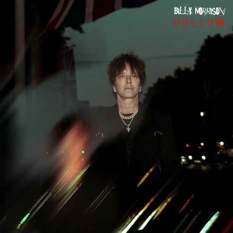 Texte: "BILLY MORRISON HOLLOW". Dunkles Porträt mit verschwommenen Lichtern, Mann mit Schmuck, abendliche Atmosphäre.