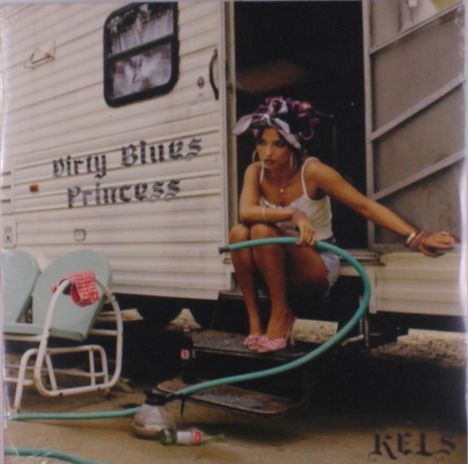 Auf einem Wohnwagen steht "Dirty Blues Princess". Eine Frau sitzt auf der Treppe, hält einen grünen Schlauch.