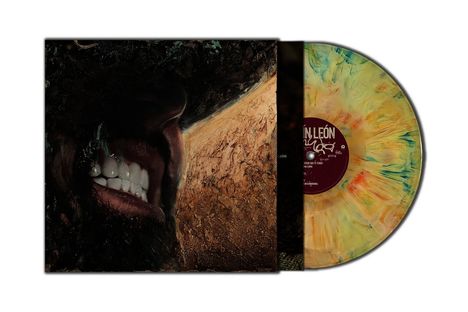 Text: "SIN LEÓN" auf dem Schallplattenlabel. Nahaufnahme eines grinsenden Gesichts, Bart und Hut im Schatten. Vinyl in bunten Farben.