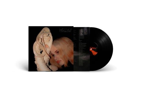 "Scarlet" und "Doja Cat". Eine Frau mit Platinblondem Haar hält eine gebänderte Schlange. Daneben eine Schallplatte.