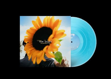 "the snuts", "moments". Eine Hand hält eine gelbe Sonnenblume vor blauem Himmel, daneben eine hellblaue Vinyl-Schallplatte.