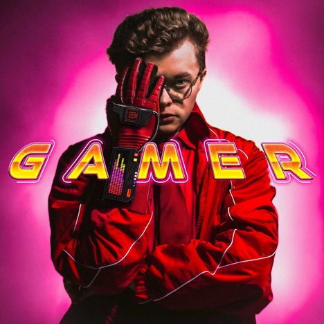 Text "GAMER" in gelber Neon-Schrift. Eine Person in roter Jacke und Handschuh, mit einem Auge bedeckt, vor pinkem Hintergrund.