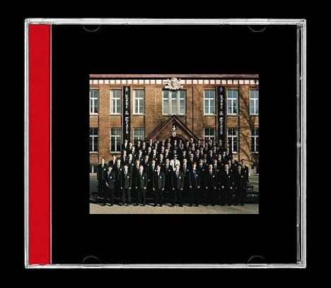 Eine CD-Hülle mit rotem Rückgrat zeigt ein Gruppenfoto vor einem Backsteingebäude.