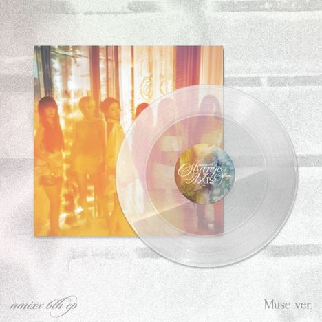 Text: "Strange Muse", "nmixx 6th ep", "Muse ver." Transparent Vinyl, bunte Personen im Hintergrund.