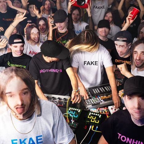 Verschiedene T-Shirts mit Texten: FAKE, NOTHING'S, EKAE; Menschenmenge mit identischen Gesichtsmasken.