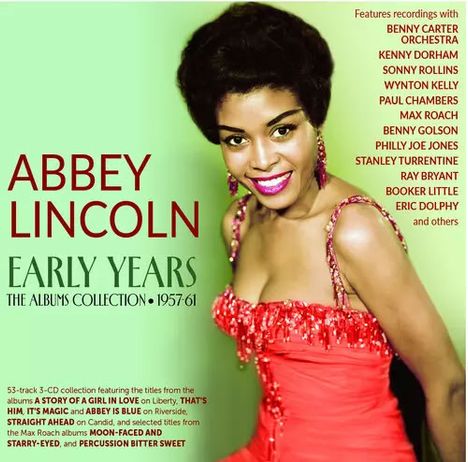 "Abbey Lincoln Early Years, The Albums Collection 1957-61". Frau in rotem Kleid, lächelt, steht vor grünem Hintergrund.