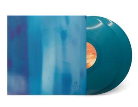 Blaues Vinyl-Cover mit zwei blauen Schallplatten, eine teilweise sichtbar. Die Platten sind glänzend.