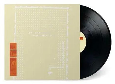 Text: "Xa Se Na Sca" in hellem Text auf einem beigefarbenen Hintergrund mit drei vertikalen, roten Rechtecken links.