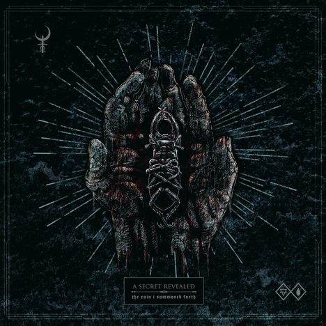 Texte lauten: "A SECRET REVEALED", "the ruin I summoned forth". Illustration von zusammengelegten Händen mit Amulett.