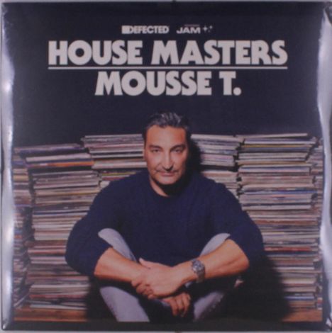 Text: "HOUSE MASTERS MOUSSE T." Ein Mann sitzt vor hohen Stapeln von Schallplatten.