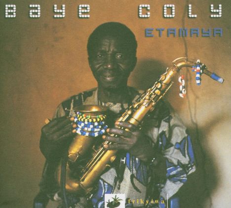 "Baye Coly Etamaya" auf beigem Hintergrund. Ein Mann in traditioneller Kleidung mit Saxophon verziert mit Perlen.