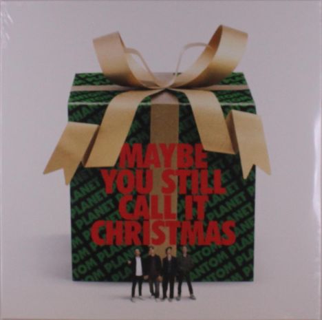 "MAYBE YOU STILL CALL IT CHRISTMAS" steht in Rot auf einem Geschenk mit Goldschleife; fünf Personen stehen davor.