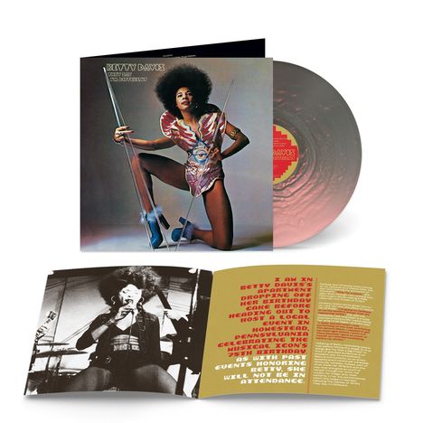 "I am in Betty Davis’s apartment..." ist ein Text auf einem geöffneten Booklet neben einem stilvollen Albumcover.