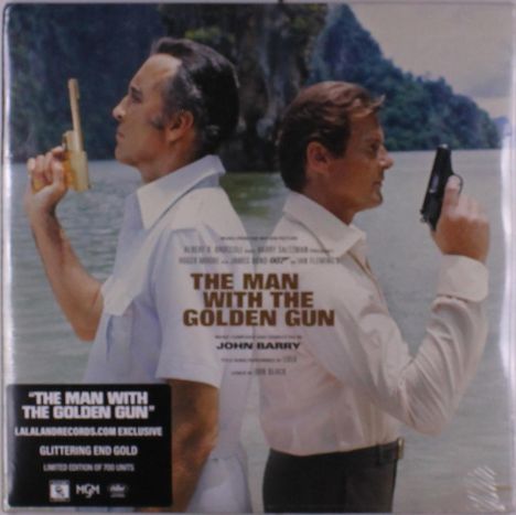 Texte: "THE MAN WITH THE GOLDEN GUN", "JOHN BARRY". Zwei Männer Rücken an Rücken, beide mit Pistolen, vor einer Wasserlandschaft.