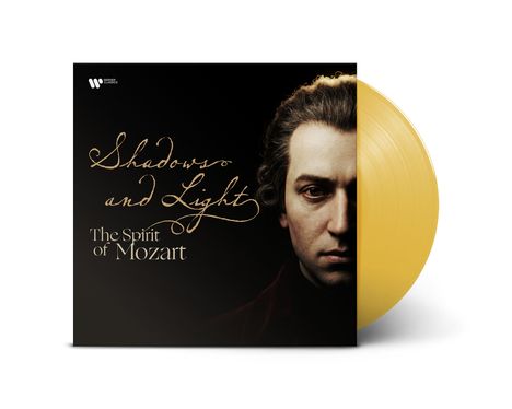 "Shadows and Light: The Spirit of Mozart" steht auf einer schwarzen Hülle. Halbporträt einer ernsten Person, goldene Vinyl.