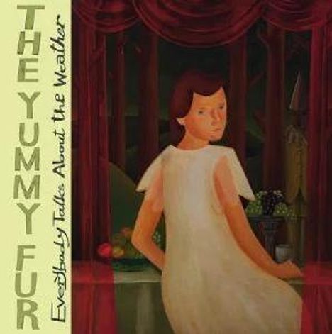 "THE YUMMY FUR" und "Everybody Talks About the Weather" sind seitlich auf einem pastellgelben Streifen. Eine Person in einem weißen Kleid sitzt vor einem dunkelroten Vorhang in einer Gemälde-Illustration.