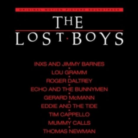 Text: „Original Motion Picture Soundtrack, The Lost Boys.“ Darunter Künstlernamen. Schwarzer Hintergrund, weiße und rote Schrift.